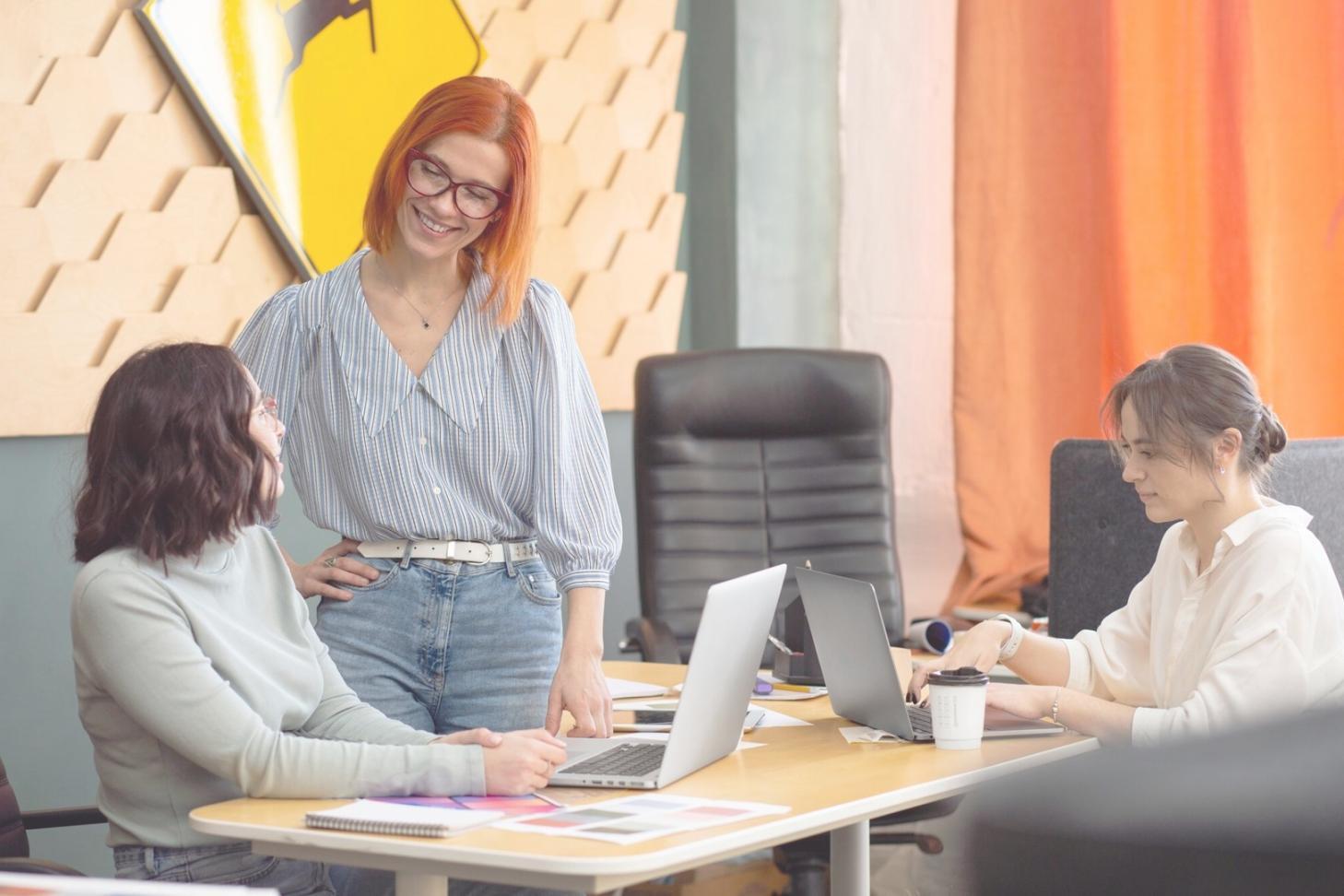 Session de formation avec formateur et participants autour d'un tableau