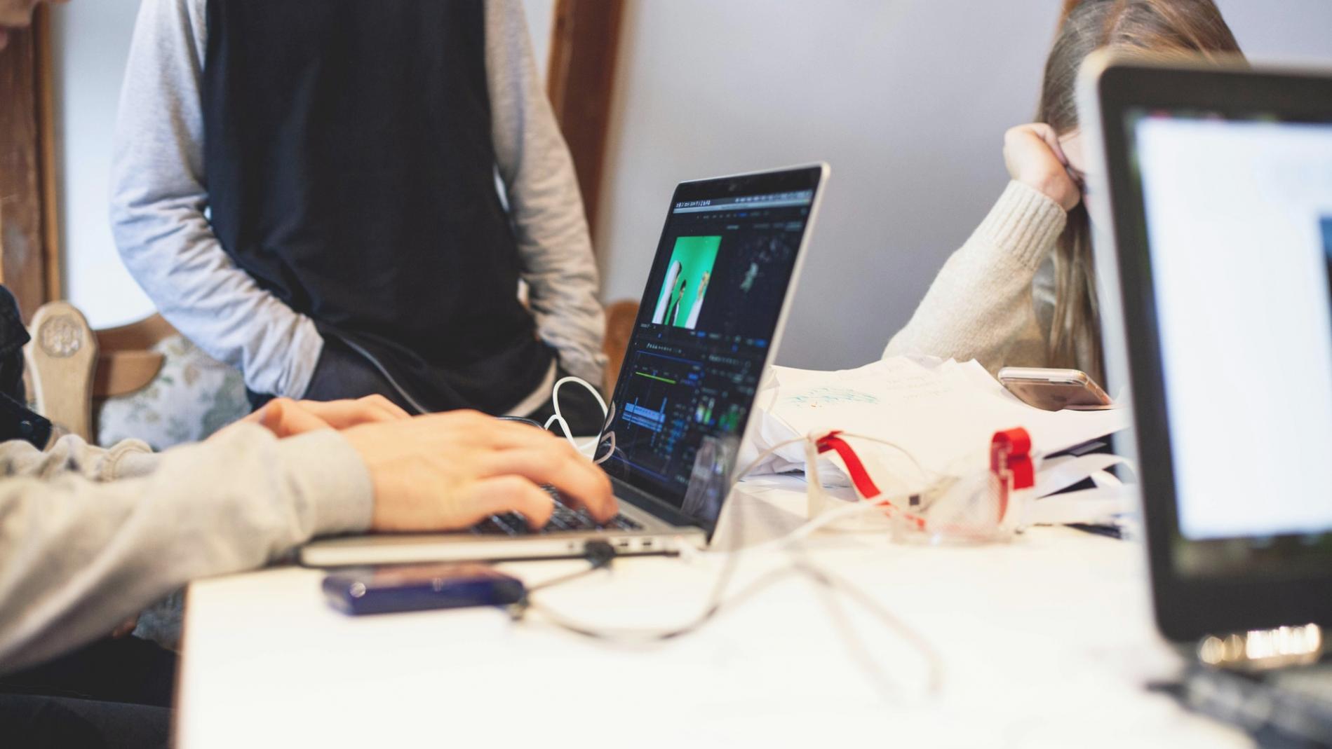 Équipe travaillant sur des modèles financiers professionnels