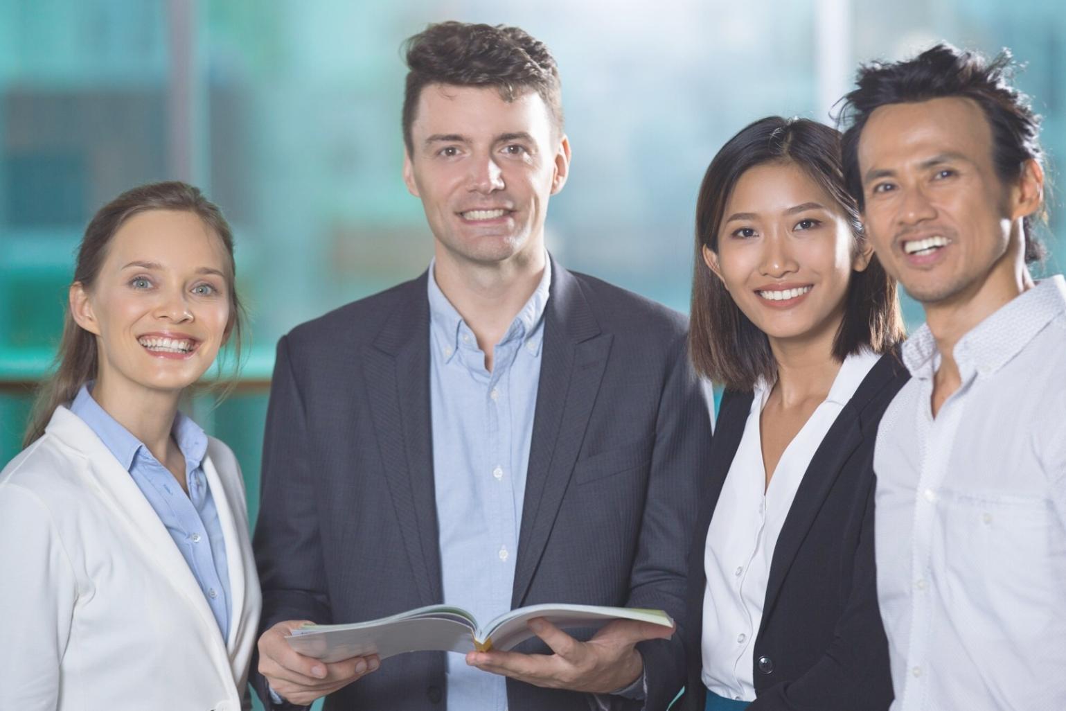 Espace de travail avec ordinateur portable et documents financiers