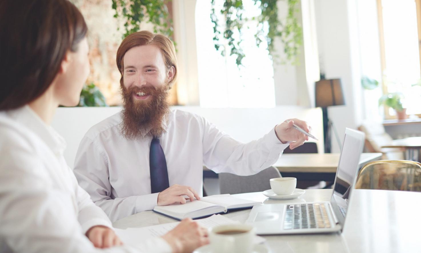 Équipe bryntheoraq travaillant sur des modèles financiers dans un environnement collaboratif moderne