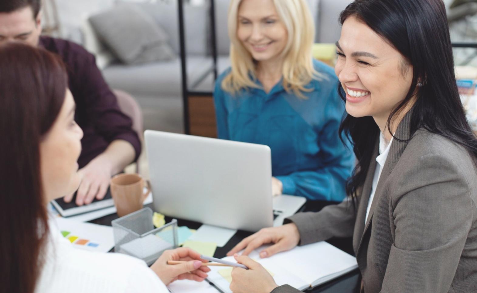 Équipe travaillant sur des projets de modélisation